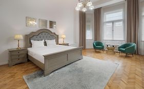 Royal Experience At Stern Palace